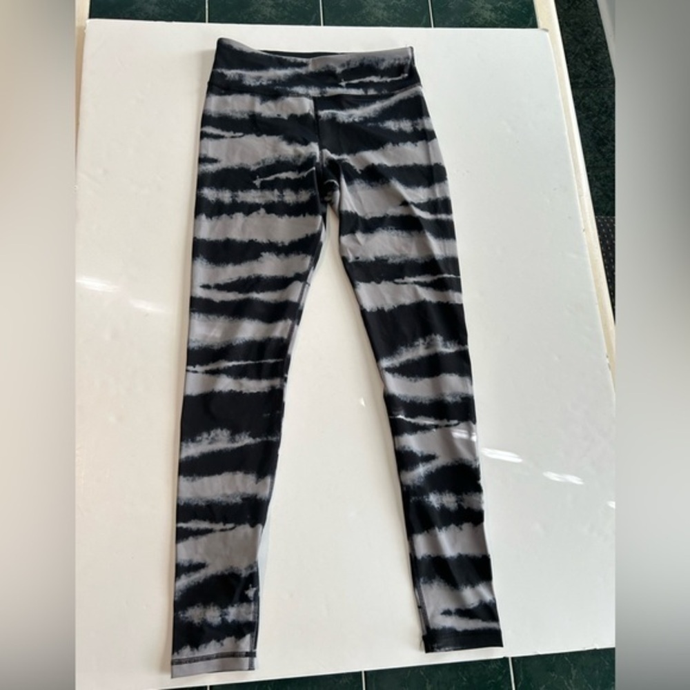 EXPRESS CORE PERFORMANCE BLACK & GRAY TIE DYE LOOK LEGGINGS SIZE SMALL